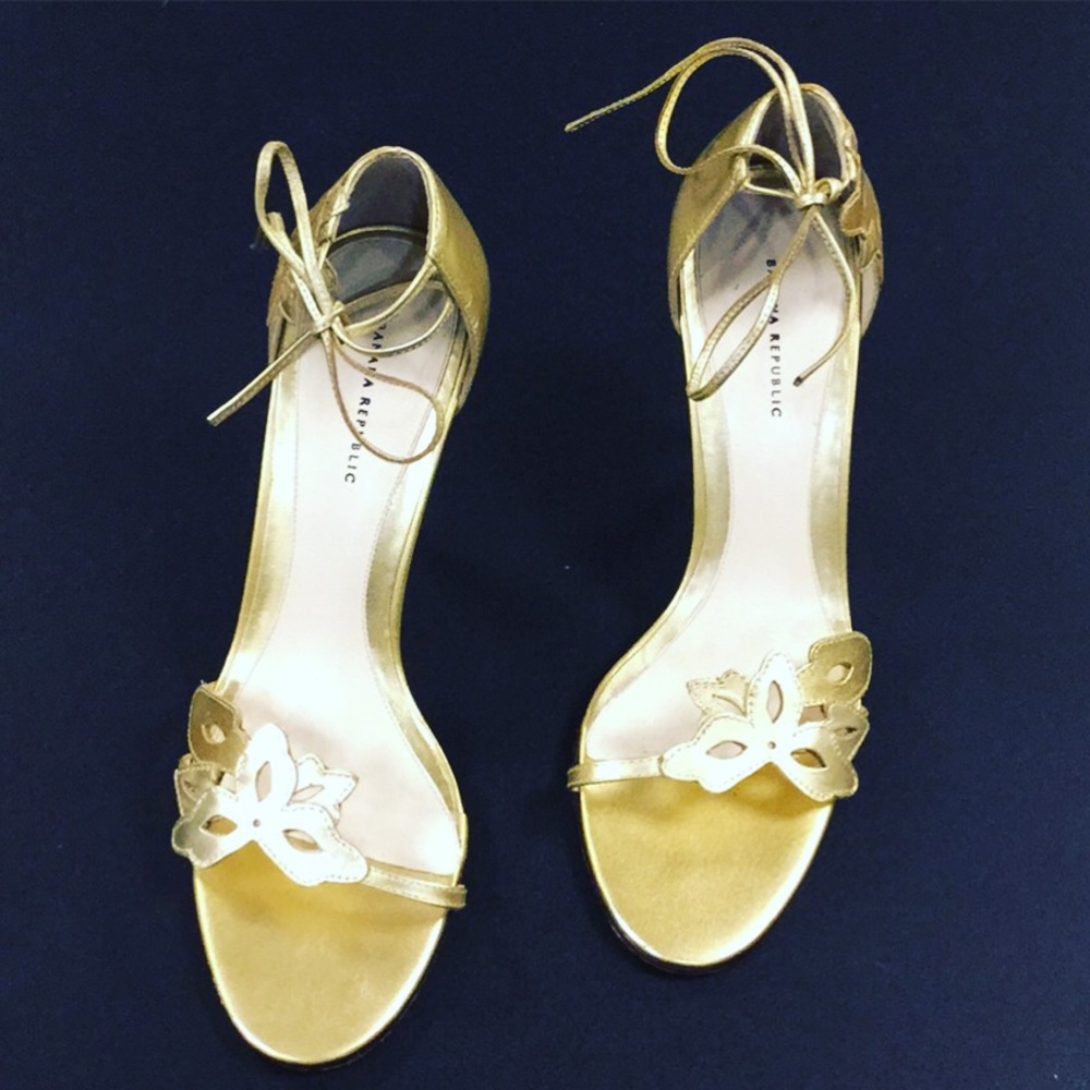 BANANA REPUBLIC GOLD & FLORAL HEELS✨